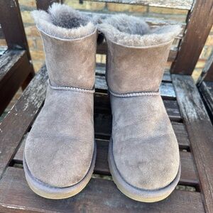 UGG Bailey Bow Boots, size 6